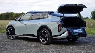 Kia EV4 dorazila do Česka hned ve dvou verzích. Vyzkoušeli jsme tu zvláštnější z nich