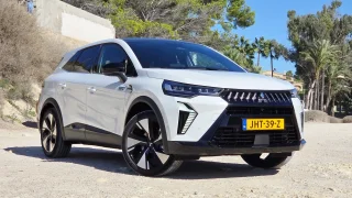 Má klasické jméno, ale moderní styl i hybridní techniku. Řídili jsme nové Mitsubishi Grandis
