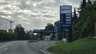 Nejlevnější pumpa v Praze zůstává mnoha řidičům ukrytá. U stojanů se téměř nečeká