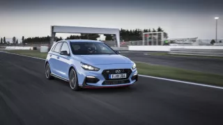 Prohlédněte si ostrý hatchback Hyundai i30 N v poh