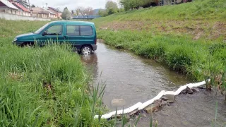 špatně zaparkované auto