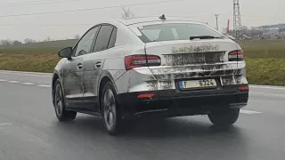 Přistihli jsme na dálnici Škodu Enyaq iV Coupé. Víme, kdy se objeví odmaskovaná v prodejnách