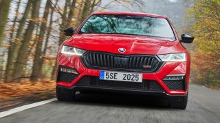 Test: Nová Octavia RS je o třídu lepší než elektrifikovaná RS iV. Může za to nejen snížený podvozek