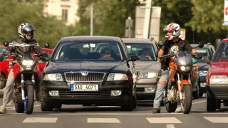 Motorkáři v kolonách téměř vždy porušují předpisy. Zákon sice hovoří jasně, policie však dělá, že je nevidí