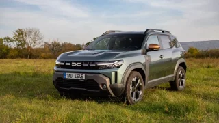 Test Dacie Duster ve verzi obytňák. Vyzkoušeli jsme hybrid v kombinaci s tovární postelí za 40 tisíc