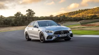 Nový Mercedes-AMG C 63 S E PERFORMANCE mění pravidla hry. S „tažnou silou“ 680 koní se představí v Praze ve své exkluzivní premiéře