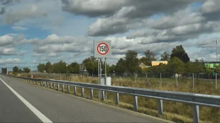 Rychlostí až 200 km/h bez ztráty řidičského průkazu. Nová značka v Česku posunula obávanou hranici
