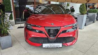 Alfa Romeo Junior je na první pohled fešný crossover. Poprvé jsme si ho prohlédli