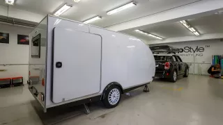 A ambulantní bílý minikaravan