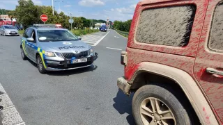 Stačí se projet terénem a hrozí pokuta několik set tisíc korun. Pozor na zablácené auto