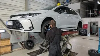 Oblíbená Toyota Corolla v servisu: Kolik stojí prohlídky, díly, pneumatiky a její pojištění