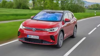 První dojmy z Volkswagenu ID.4 GTX: Rychlý, nikoliv sportovní. Kila navíc jsou znát v každé zatáčce