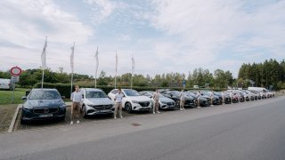 Od dodávek až po supersporty za miliony. Tohle je automobilka s nejširší nabídkou elektromobilů