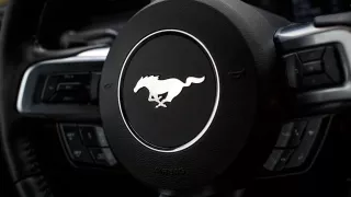 Ford Mustang interiér 12