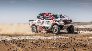 Fernando Alonso testuje Toyotu Hilux v úpravě pro Dakar