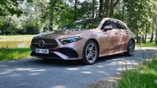 Mercedes-Benz A 200 je určený pro dámské publikum. Překvapí spotřebou, potěší komfortem a stylem