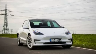 Test Tesly Model 3 Long Range: Jaké to je poprvé za volantem Tesly?