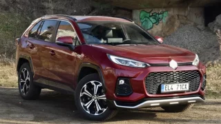 Lepší se podívat dvakrát. Suzuki Across si pozornost zaslouží, a to nejen pro stádo pod kapotou