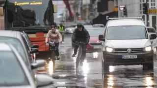 Soužití řidičů s cyklisty není jednoduché. Jak by se měly obě skupiny k sobě chovat?