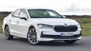 Škoda Superb s nejsilnějším motorem je skvělý sleeper, jenom trochu bez emocí