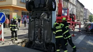 auto v díře