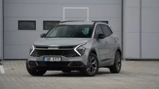 Kia Sportage dostala na oslavu třicetin speciální edici. Ukazuje, že hybrid je lepší než diesel