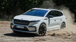 Test Škody Enyaq iV 80x Sportline s dvěma motory a pohonem všech kol: Vyčaruje radost na okreskách