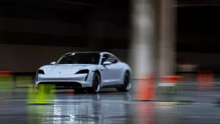 Porsche Taycan - rekord pod střechou