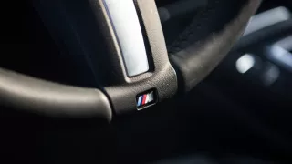 Tradiční interiér BMW 330i 8