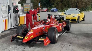 Muž v přilbě prozradil, proč formule jezdí po dálnici D4. A jak probíhalo její tankování