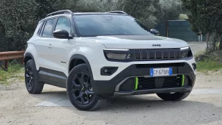 Malý, ale šikovný. Potrápili jsme Jeep Avenger 4xe v terénu. S hybridem je dobrý i na silnici