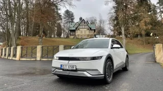 Fotr na tripu vyrazil elektricky do Českého ráje. I nádherná dobová vila může mít nabíječku