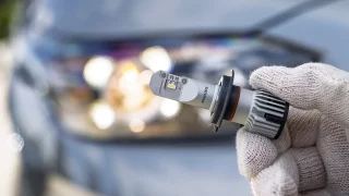 První automobilka v Česku nabízí výměnu halogenových žárovek za LED. Týká se dvou modelů