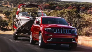 Jeep přestrojený za lokomotivu