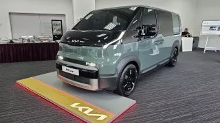 Kia PV5 vypadá, jako by přijela z budoucnosti. Je to přitom praktická dodávka pro lidi i náklad