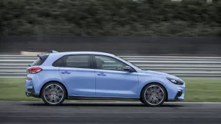 Prohlédněte si ostrý hatchback Hyundai i30 N v poh