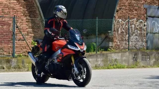 Aprilia Tuono V4 1100 je motorkářská nirvána. Má brutální výkon, ale zatáčí skoro sama