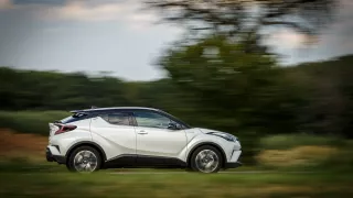 Toyota C-HR Hybrid 3 30