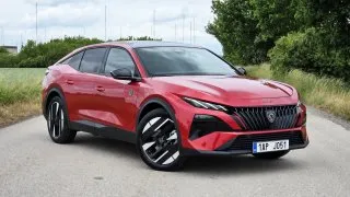 Peugeot 408 je po modernizaci ještě odvážnější. Mezi českými řidiči chce ale lovit i cenou