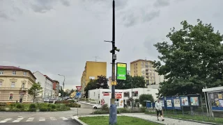 Stačí o minutu překročit dobu parkování a může přijít pokuta. V Česku už fungují nové kamery