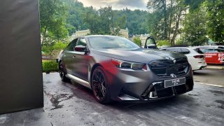 Naživo jsme viděli nová BMW M5 a X3. Sportovní sedan nabízí 727 koní a SUV běžné spalovací motory