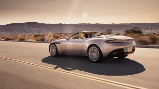 Nádherný roadster Aston Martin DB11 Volante. 6