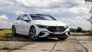 Elektrický Mercedes-Benz EQE klouže vzduchem jako nůž máslem. Otočku do Bratislavy dá levou zadní