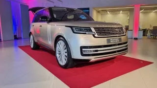 Nový Range Rover je v Česku. Luxusní obr hýčká posádku komfortem a přebrodí 90 cm hlubokou řeku