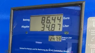 V sobotu jsme natankovali litr benzinu už za více než 60 Kč. Levné cestování asi načas skonči