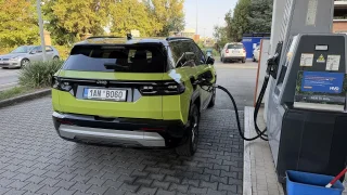 V Česku nafta zdražuje nejvíc z celé Evropské unie. Na Slovensku naopak zlevnil benzin