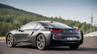 BMW i8 Protonic Frozen v matně černém laku. 5