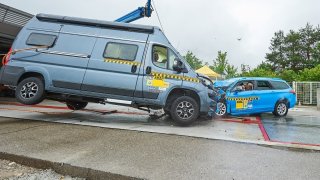 Posádce jde při nehodě obytného vozu o život. Nejvíce ohroženy jsou děti na zadní lavici