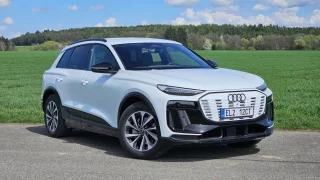 Podvozek jako peřinka i bleskové nabíjení. Audi Q6 e-tron umí své bohaté majitele solidně hýčkat
