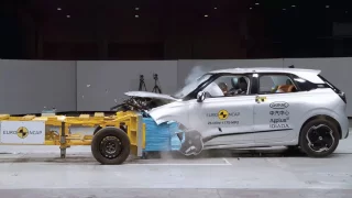 Čínský konkurent Fabie na baterky zklamal v Euro NCAP. Při nárazu se mu rozpadla karoserie